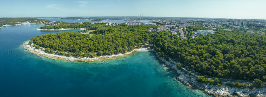 Panoramablick auf den Strand Gortanova, eine schmale Bucht mit türkisfarbenem Wasser, Pula, Istrien, Kroatien. - AAEF24572