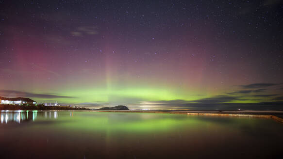 UK, Schottland, North Berwick, Langzeitbelichtung von Aurora Borealis über Firth of Forth bei Nacht - SMAF02645