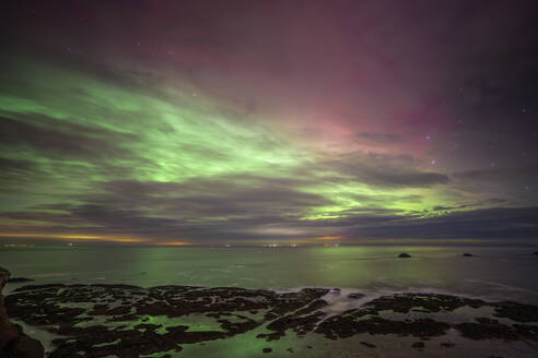 UK, Schottland, Dunbar, Langzeitbelichtung von Aurora Borealis über Firth of Forth bei Nacht - SMAF02646