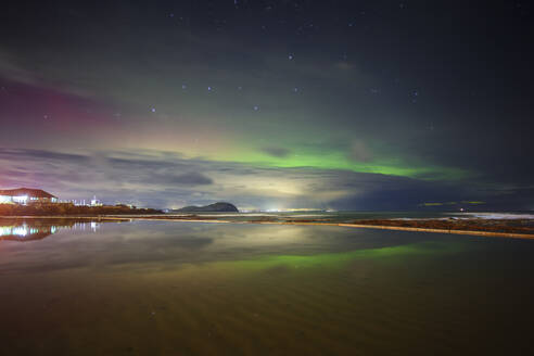 UK, Schottland, North Berwick, Langzeitbelichtung von Aurora Borealis über Firth of Forth bei Nacht - SMAF02648