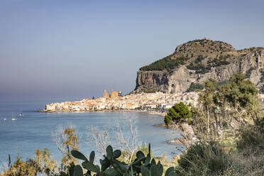 Italien, Sizilien, Cefalu, Küstenstadt mit Klippen im Hintergrund - FCF02169
