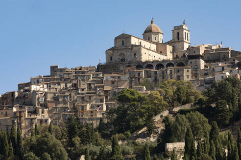 Italien, Sizilien, Petralia Soprana, Historische Stadt in den Bergen im Sommer - FCF02170