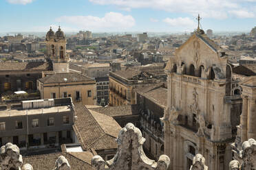 Italien, Sizilien, Catania, Dächer der Stadt mit Kirche im Vordergrund - FCF02175