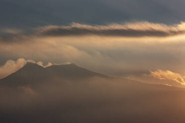 Italien, Sizilien, Wolken über dem Ätna in der Abenddämmerung - FCF02179