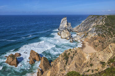 Portugal, Bezirk Lissabon, Klippen um den Strand Praia da Ursa - ABOF00923