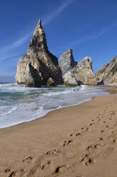 Portugal, Lisbon District, Rock formations at Praia da Ursa beach - ABOF00925