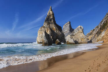 Portugal, Lisbon District, Rock formations at Praia da Ursa beach - ABOF00926