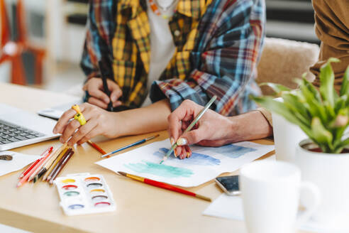 Illustratoren machen Entwurf auf Papier am Schreibtisch im Büro - MDOF01617