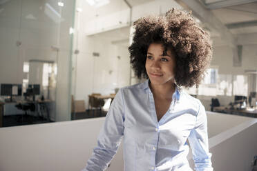 Businesswoman with curly hair at office - KNSF09968