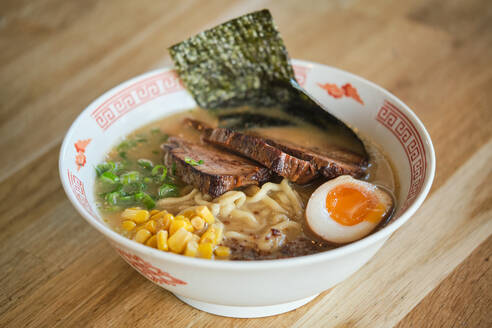 Stockfoto von leckerer Ramen-Suppe mit gekochtem Ei und Fleisch in einem japanischen Restaurant. - ADSF48856