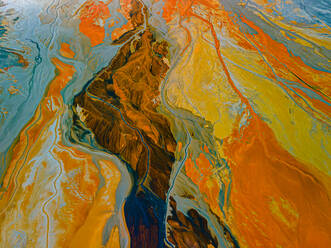 Foto einer malerischen Landschaft mit einem lebendigen Fluss, der durch ein goldenes und blaues Feld fließt - ADSF49048