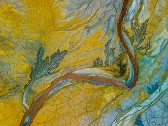 Foto einer malerischen Landschaft mit einem lebendigen Fluss, der durch ein goldenes Feld fließt - ADSF49049