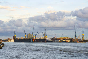 Deutschland, Hamburg, Wolken über dem Hamburger Hafen - IHF01843