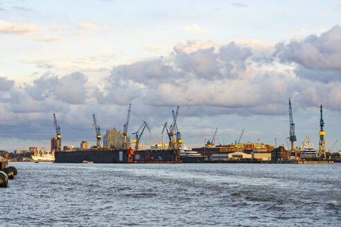 Deutschland, Hamburg, Wolken über dem Hamburger Hafen - IHF01843