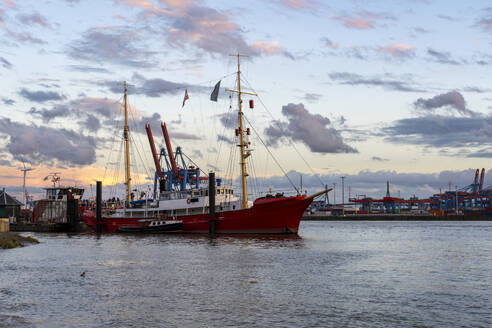 Deutschland, Hamburg, Elbe 3 Schiff im Hafen in der Abenddämmerung - IHF01845