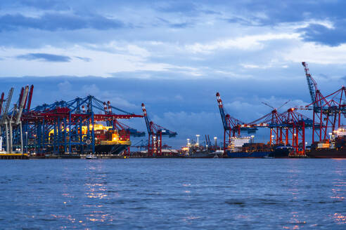 Deutschland, Hamburg, Containerterminals Burchardkai und Eurogate im Hamburger Hafen in der Abenddämmerung - IHF01846