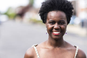 Lächelnde junge Frau mit Afrofrisur - WPEF07801