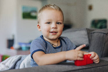 Niedlicher Junge spielt mit Spielzeugblöcken zu Hause - VSNF01425