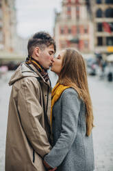 Zärtliches Paar, das sich küsst, auf der Straße stehend - VSNF01441