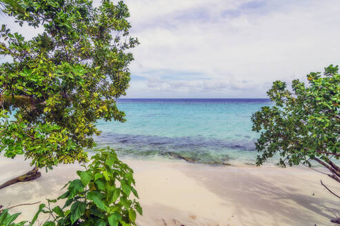 Papua-Neuguinea, Provinz Milne Bay, Sandstrand auf den Conflict Islands - THAF03261