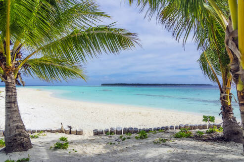 Papua New Guinea, Milne Bay Province, Sandy beach in Conflict Islands - THAF03263