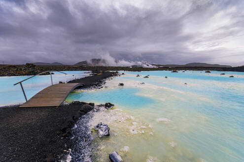 Island, Südliche Halbinsel, Grindavik, Gewitterwolken über der Blauen Lagune - SMAF02651