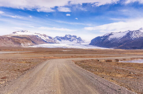 Island, Svinafell, Schotterstraße vor dem Svinafellsjokull-Gletscher - SMAF02653