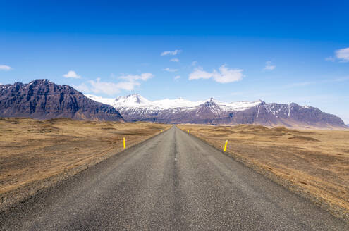 Island, Reynivellir, Landstraße Hringvegur 1 mit Bergen im Hintergrund - SMAF02654