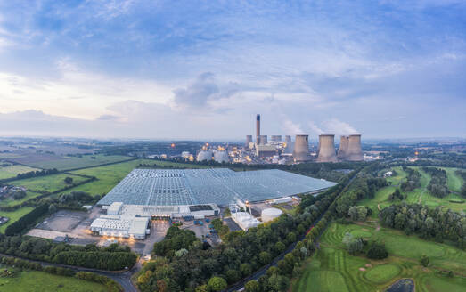UK, England, Drax, Luftaufnahme eines großen Gewächshauses vor dem Kraftwerk Drax - SMAF02657