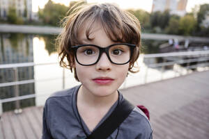 Niedlicher Junge mit Brille auf Brücke - EYAF02868