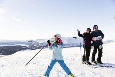 Man skiing with his daughter on mountain - FOLF12339