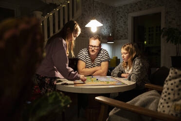 Man playing board game with his daughters - FOLF12349