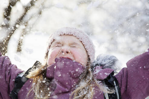 Girl in purple coat under snow - FOLF12352