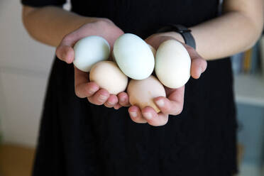 Hands of girl holding eggs - FOLF12362