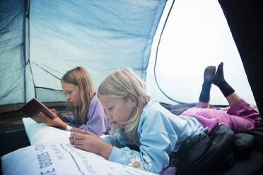 Girls lying down in tent - FOLF12403