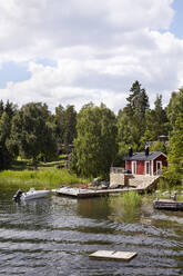 House and jetty by sea - FOLF12411