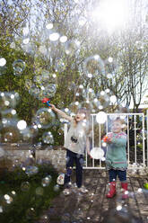 Girls playing with bubble gun - FOLF12423