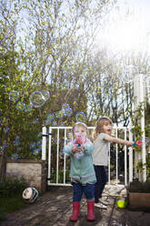 Girls playing with bubble gun - FOLF12424