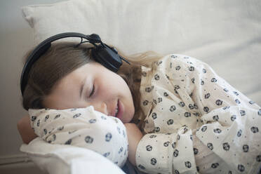 Girl listening to music on headphones - FOLF12427
