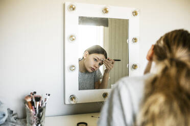 Girl applying make-up in mirror - FOLF12465