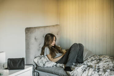 Girl lying on her bed - FOLF12473