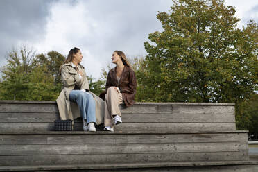 Junge Frauen sitzen im Park - FOLF12487