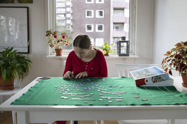 Teenage girl with jigsaw puzzle - FOLF12507