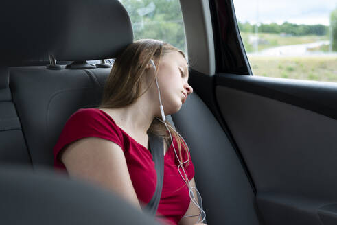 Teenage girl sleeping in car - FOLF12511