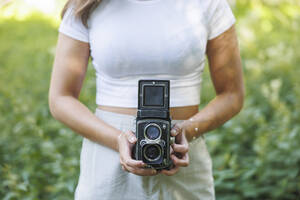 Young woman using vintage camera - FOLF12525