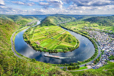 Germany, Rhineland-Palatinate, Bremm, Aerial view of oxbow bend of Mosel river - STSF03788