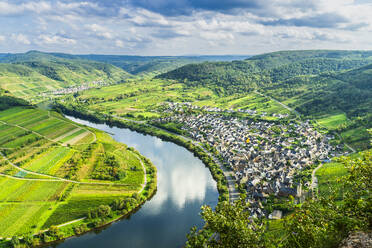 Deutschland, Rheinland-Pfalz, Bremm, Luftaufnahme der Mosel und der umliegenden Landschaft im Sommer - STSF03789