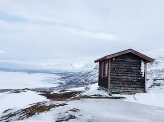Cabin and snow on mountain - FOLF12562