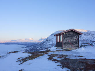 Cabin in snow on mountain - FOLF12563