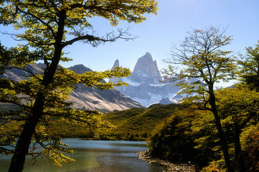 Foto eines majestätischen Sees, umgeben von der atemberaubenden Landschaft und den Bergen des argentinischen Patagoniens - ADSF49316